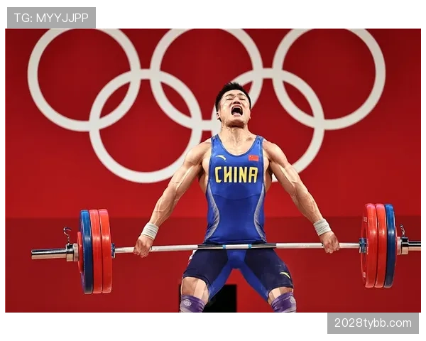 吕小军训练完啃鸡腿的样子，真不像个拿奥运金牌的