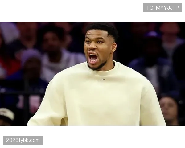 扬尼斯·阿德托昆博拎着塑料袋走出超市，那袋东西看着比我整月工资还阔绰