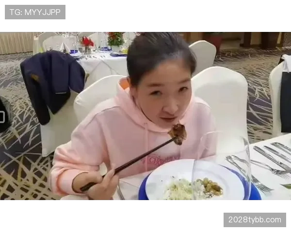 安赛龙又发生活照，餐桌摆成豪华自助，我吃方便面都有点羞愧